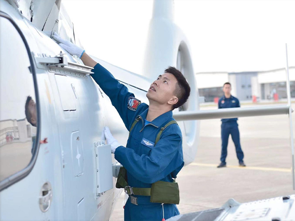 军用武装直升机作战和训练时野外加油挂弹