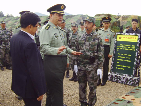 中央军委及国防部有关领导参观视察野战直升机停机坪